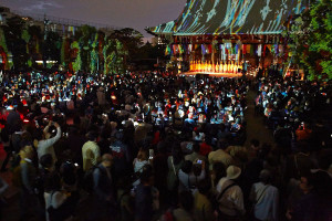 Los monjes budistas tibetanos realizar oraciones mientras la multitud mira en el festival.