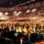 La vista del público presente discurso "Compasión: La base de la felicidad" del Dalai Lama en Budapest (Hungría) en septiembre de 2010
