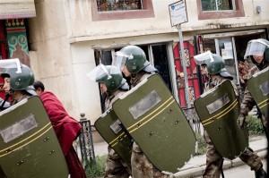 Patrulla de la policía china en Ngaba tibetano área / archivo de imagen