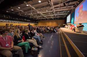 Una vista del escenario y el público durante la conferencia sobre "Vivir y Morir en Paz" en la Universidad de Lausanne en Lausana, Suiza, el 15 de abril de 2013. Foto / Manuel Bauer 