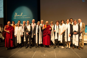 Su Santidad el Dalai Lama con otros participantes después de la conferencia sobre "Vivir y Morir en Paz" en la Universidad de Lausanne en Lausana, Suiza, el 15 de abril de 2013. Foto / Manuel Bauer 