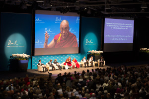 Su Santidad el Dalai Lama habló en la conferencia sobre "Vivir y Morir en Paz" en la Universidad de Lausanne en Lausana, Suiza, el 15 de abril de 2013. Foto / Manuel Bauer 