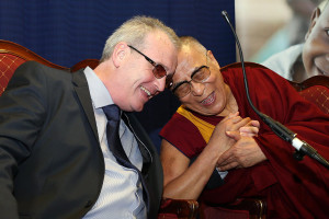 Su Santidad el Dalai Lama y su viejo amigo Richard Moore durante su visita a la escuela de San José, en el norte de Derry, Irlanda, el 18 de abril de 2013.