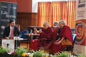 Su Santidad el Dalai Lama hablando sobre "Las Filosofías de la Paz y el Conflicto" en la Universidad de Ulster, Magee Campus en Derry, Irlanda del Norte, el 18 de abril de 2013. Foto / Jeremy Russell / OHHDL