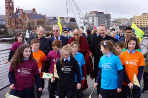 Su Santidad el Dalai Lama y el resto de participantes, cruzando el Puente de la Paz, como parte del evento “La Cultura de la Compasión de los niños de Crossfire en Derry, Irlanda del Norte, el 18 de abril de 2013. Foto / Jeremy Russell / OHHDL