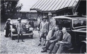 Los botánicos Frank Ludlow y George Sherriff con Frederick Williamson delante de residencia (Ahora Raj Bhawan) en Gangtok (1933). / archivo Fotográfico