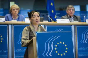 La Kalon Dicki Chhoyang dando un discurso en la ceremonia de juramento de Henri Malosse, el recientemente electo presidente del Comité Económico y Social de la Unión Europea, en Bruselas el 18 de abril de 2013. Photo credit @EU2013