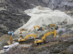 Excavadoras eliminan piedras y lodo en el condado de  Maizhokunggar, cerca de Lhasa después de un deslizamiento de tierra, el domingo. Foto: AP