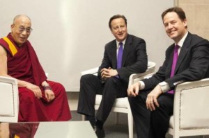 Su Santidad el Dalai Lama con el primer ministro británico, David Cameron, y el ministro principal adjunto Nick Clegg /  foto de archivo