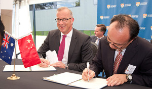 Universidad de Sydney Vicerrector Dr. Michael Spence y el profesor Ding Yanfeng de la Universidad Agrícola de Nanjing / archivo Fotográfico