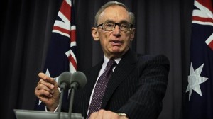 El ministro de Exteriores australiano, Bob Carr