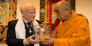 Momento de la entrega del premio Luz de Verdad al recientemente fallecido Robert Ford (1923-2013) por parte de Su Santidad el Dalai Lama en Friboug, Suiza, el 13 de abril de 2013. Foto/Manuel Bauer