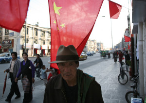 La capital tibetana de Lhasa en 2008, adornada con banderas chinas. (Getty Images/ The Washington Post)