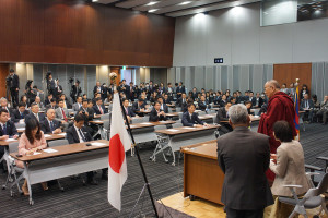 Su Santidad el Dalai Lama frente a los todos los parlamentarios del partido en el Edificio Nacional de la Dieta de Tokio, Japón el 20 de noviembre de 2013. Foto / Jeremy Russell / OHHDL