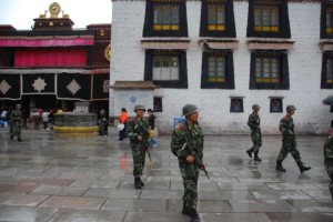 Jokhang, el lugar más sagrado en la ciudad de Lhasa para los budistas, está constantemente bajo la survelliance