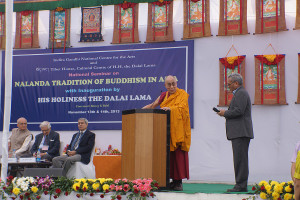 Su Santidad el Dalai Lama se dirige al público durante la inauguración del seminario nacional de dos días sobre la Tradición Budista de Nalanda en Asia en Nueva Delhi, India el 13 de Noviembre de 2013. Foto/Jeremy Russell/OHHDL