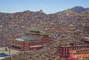 Langru Gar Instituto Budista, creado a finales de Khenpo Jigme Phuntsok en el consejo del décimo Panchen Lama, es ahora el hogar de 40.000 monjes, monjas y laicos-estudiantes (tanto los tibetanos y los no tibetanos). El instituto está situado en el condado de Serthar en Kanze la prefectura autónoma tibetana de la provincia de Sichuan (o antes formaba parte de la provincia de Kham).