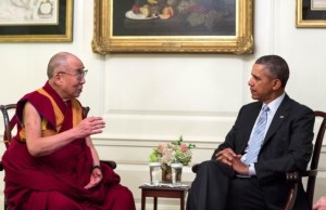 Su Santidad el Dalai Lama con el presidente Barack Obama durante su reunión en la Sala de Mapas de la Casa Blanca en Washington DC el 21 de febrero de 2014. ( Casa Blanca foto oficial por Pete Souza)