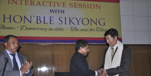 Jefe del Estado indio de Meghalaya Dr. Mukul Sangma, honra Sikyong Dr. Lobsang Sangay en Shillong en 04 de febrero 2014