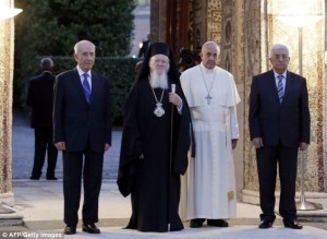 Papa Francisco con el presidente israelí Shimon Peres, el patriarca ortodoxo Bartolomé, y el presidente palestino Mahmoud Abbas
