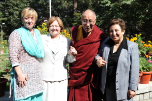 Su Santidad el Dalai Lama con tres de las mujeres Nobel de la Paz