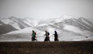 Peregrinos tibetanos a pie por un camino durante el Año Nuevo Tibetano en Langmusixiang, provincia de Sichuan. 22 de febrero 2012.  CRÉDITO: REUTERS / CARLOS BARRIA