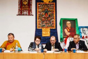 Desde la izquierda: Telo Tulku Rinpoche, jefe de Kalmyk budistas, el Dr. Tatiana Shaumian, Dr. Sergei Kuzmin y el Dr. Nawang Rabgyal, representante de Su Santidad el Dalai Lama en Rusia.