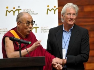 Richard Gere con Su Santidad el Dalai Lama en México en septiembre de 2011. foto archivo