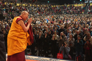 El Dalai Lama saluda a su audiencia en Basilea, Suiza