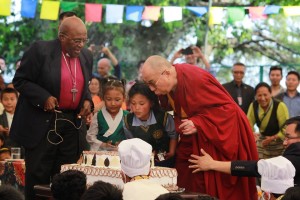 El Dalai Lama y los niños que sopla las velas de cumpleaños