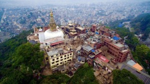 Vista aérea de la destrucción dentro y en los alrededores del templo budista Swayambhunath en Katmandú, Nepal, a causa del terremoto del sábado