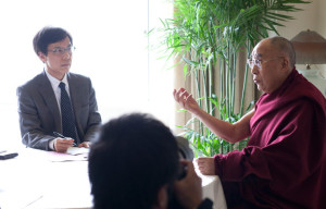 Su Santidad el Dalai Lama entrevistado por el diario japonés “The Asahi Shimbun” reportero Tetsuo Kogure en Gifu, Japón, el 08 de abril 2015