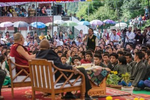 El Dalai Lama y el arzobispo Tutu respondiendo a los estudiantes preguntas relacionadas con alegría