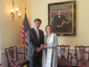 El sikyong,  Dr.Lobsang Sangay con Nancy Pelosi, líder de la minoría de la Cámara Representantes de Estados Unidos y ex Presidente de dicha Cámara