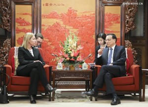 El primer ministro chino Li Keqiang (R, frente) se reúne con Federica Mogherini, la Unión Europea (UE) Alta Representante para Asuntos Exteriores y Política de Seguridad y Vicepresidenta de la Comisión Europea, en Beijing, capital de China, 6 de mayo de 2015. (Xinhua / Ding Lin)