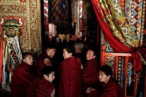 Los monjes en el monasterio de Kirti en la provincia de Sichuan