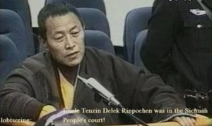 Tenzin Delek Rinpoche cuando compareció ante la Corte del Pueblo, en Sichuan, durante su juicio. Foto de archivo