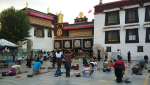 Los peregrinos rezan en el templo de Jokhang en Lhasa (HT Foto)