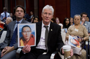 Actor y activista Richard Gere, con Matteo Mecacci, presidente de la Campaña Internacional por el Tíbet (izquierda) sostiene una foto de Tulku Tenzin Delek Rinpoche, uno de los lamas tibetanos más respetados y venerados, ... (Foto AP / Manuel Balce Ceneta)