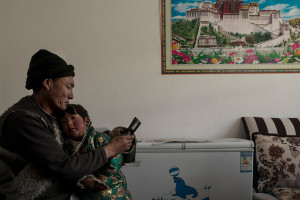 Gere, de 59 años, ex pastor de Qinghai, con su nieta. Obligado a vender su ganado y mudarse a una casa, está sin trabajo y endeudado