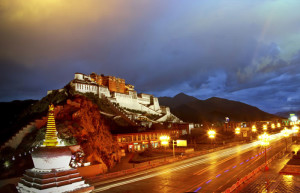 Palacio de Potala en Lhasa - una escena en la noche