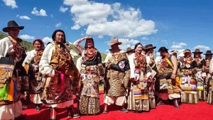 Las autoridades chinas obligan a los tibetanos a vestir pieles de animales en una reciente celebración en Driru, Kham