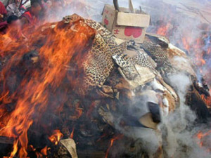 Los tibetanos en Tíbet queman ropas hechas con pieles de animales hace algunos años, siguiendo el consejo de Su Santidad el Dalai Lama