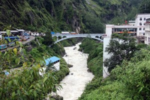 El río Sun Kosi corre a lo largo de la frontera entre Nepal y Tibet  y es el mayor obstáculo para los tibetanos que intentan dejar China