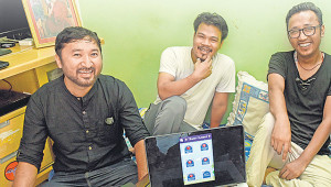 Dhondup Passang (al medio) residente en Delhi con los cofundadores de Niño Tibetano, una aplicación que ayuda a enseñar el idioma  a los niños que viven en el exilio