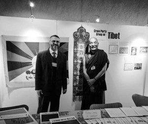 David Lloyd Hudson del Grupo Multipartidario por el Tíbet del parlamento escocés, con Thubten Wangchen en la Exposición sobre el Tíbet en el Parlamento de Escocia