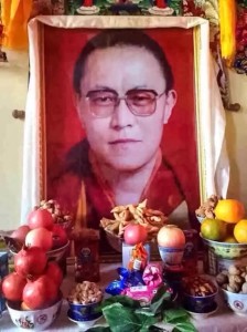 Foto de Tenzin Delek Rinpoche con las ofrendas