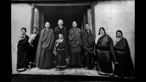 Gonpo Tso, en primer plano, con su padre, el rey Rapten Tinley, cuarto desde la izquierda, y demás personas en Ngaba, en el nordeste de Tíbet. Su pasado, lleno de reveses, ofrece una ventana sobre la torturada historia entre el Tíbet y China