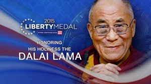 La Medalla de la Libertad ha sido entregada a el Dalai Lama en reconocimiento de sus esfuerzos para promover la compasión y los derechos humanos en todo el mundo