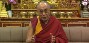 Su Santidad el Dalai Lama haciendo la declaración